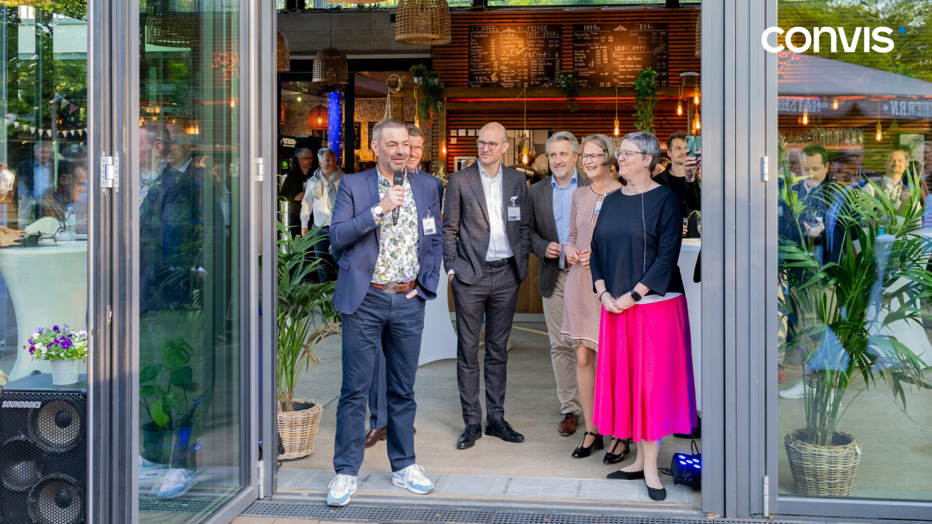 Eröffnungsevent mit Redner und Gästen in modernem Ambiente bei Convis.