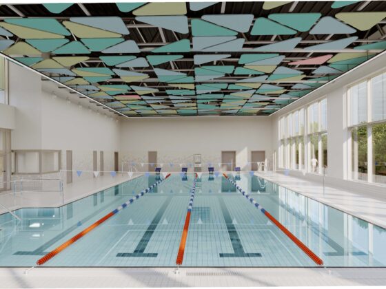 Moderne Schwimmhalle mit buntem Decken-Design und klaren Wasserbecken für sportliche Aktivitäten.
