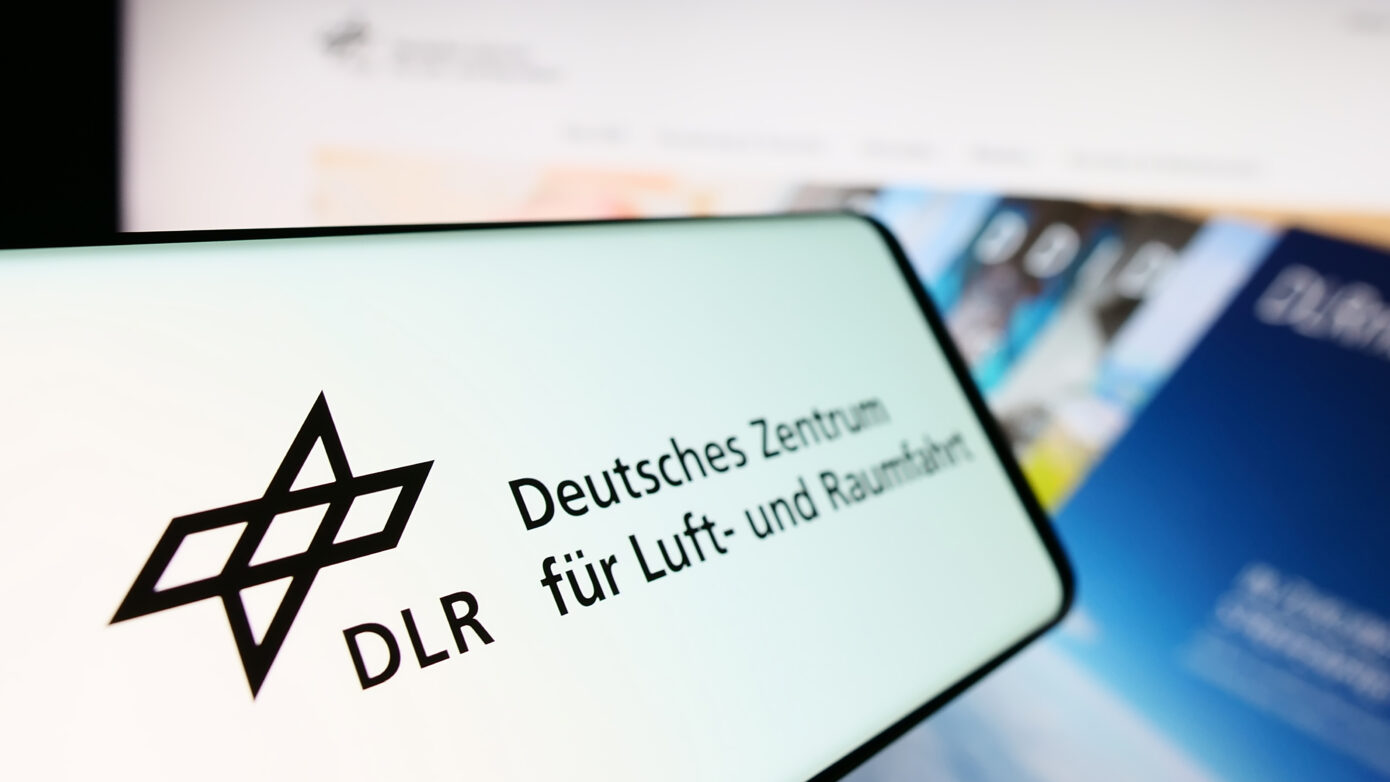 Logo des DLR – Deutsches Zentrum für Luft- und Raumfahrt auf Bildschirm angezeigt.