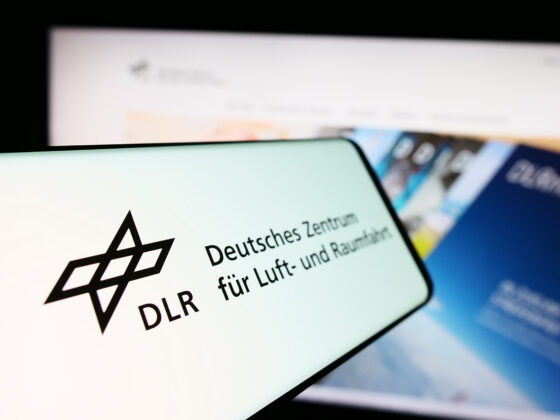 Logo des DLR – Deutsches Zentrum für Luft- und Raumfahrt auf Bildschirm angezeigt.