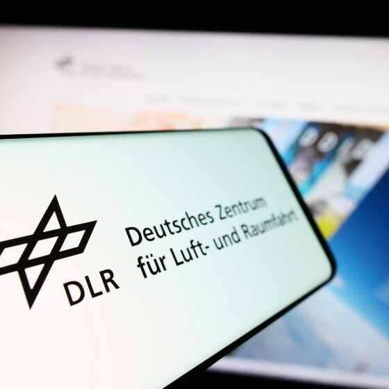 Logo des DLR – Deutsches Zentrum für Luft- und Raumfahrt auf Bildschirm angezeigt.