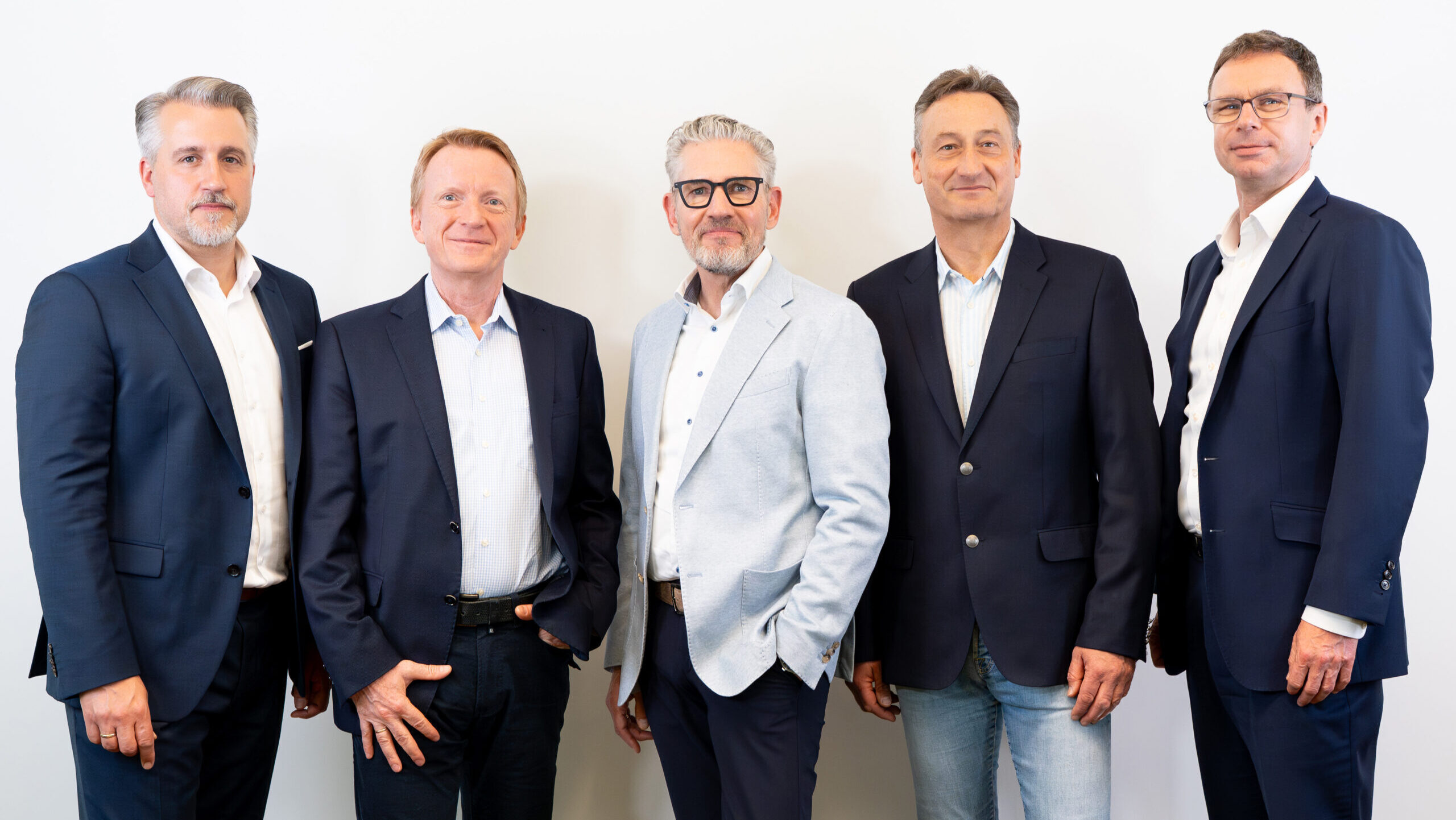 Geschäftsführung der convis GmbH: Dr. Philipp Lüttke, Stephan Ludwig, Remus Grolle-Hüging, Jörg Walter, Dr. Matthias Finck in Anzügen.