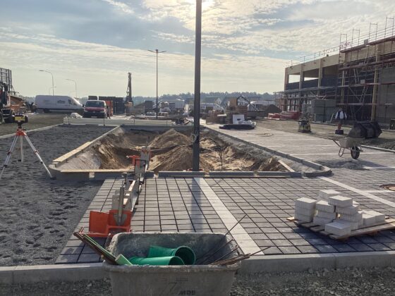Baustelle mit Pflasterarbeiten und Erdarbeiten für eine neue Infrastruktur.