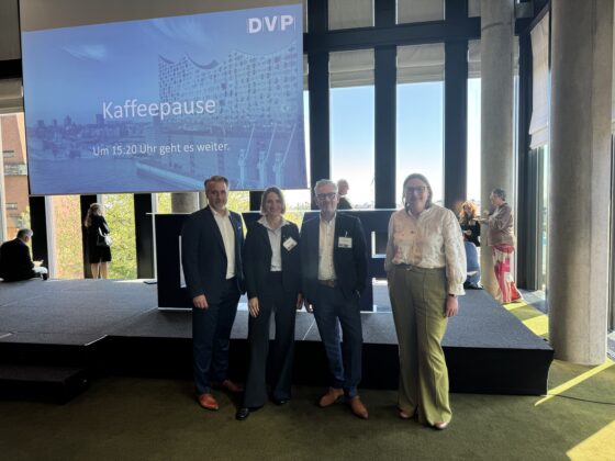 Netzwerkveranstaltung: Teilnehmer stehen auf der Bühne während der Kaffeepause des DVP-Events.