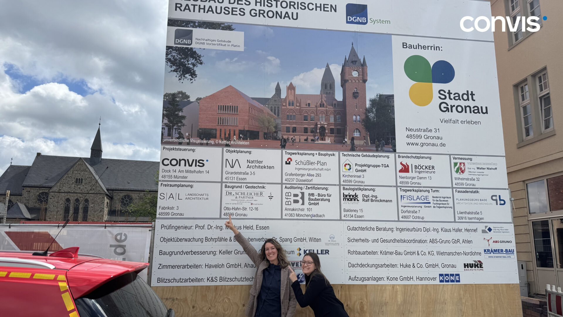 Bauhinweis zum historischen Rathaus Gronau mit Projektinformationen und beteiligten Firmen.