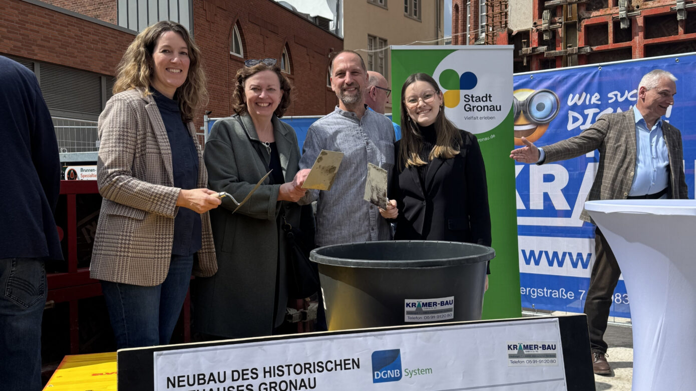 Feierliche Grundsteinlegung für den Neubau des historischen Rathauses in Gronau.