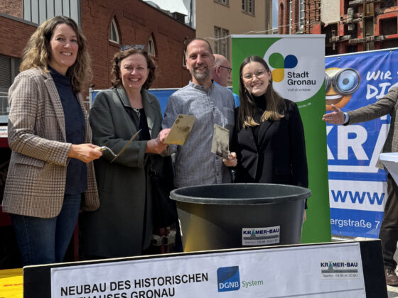 Feierliche Grundsteinlegung für den Neubau des historischen Rathauses in Gronau.