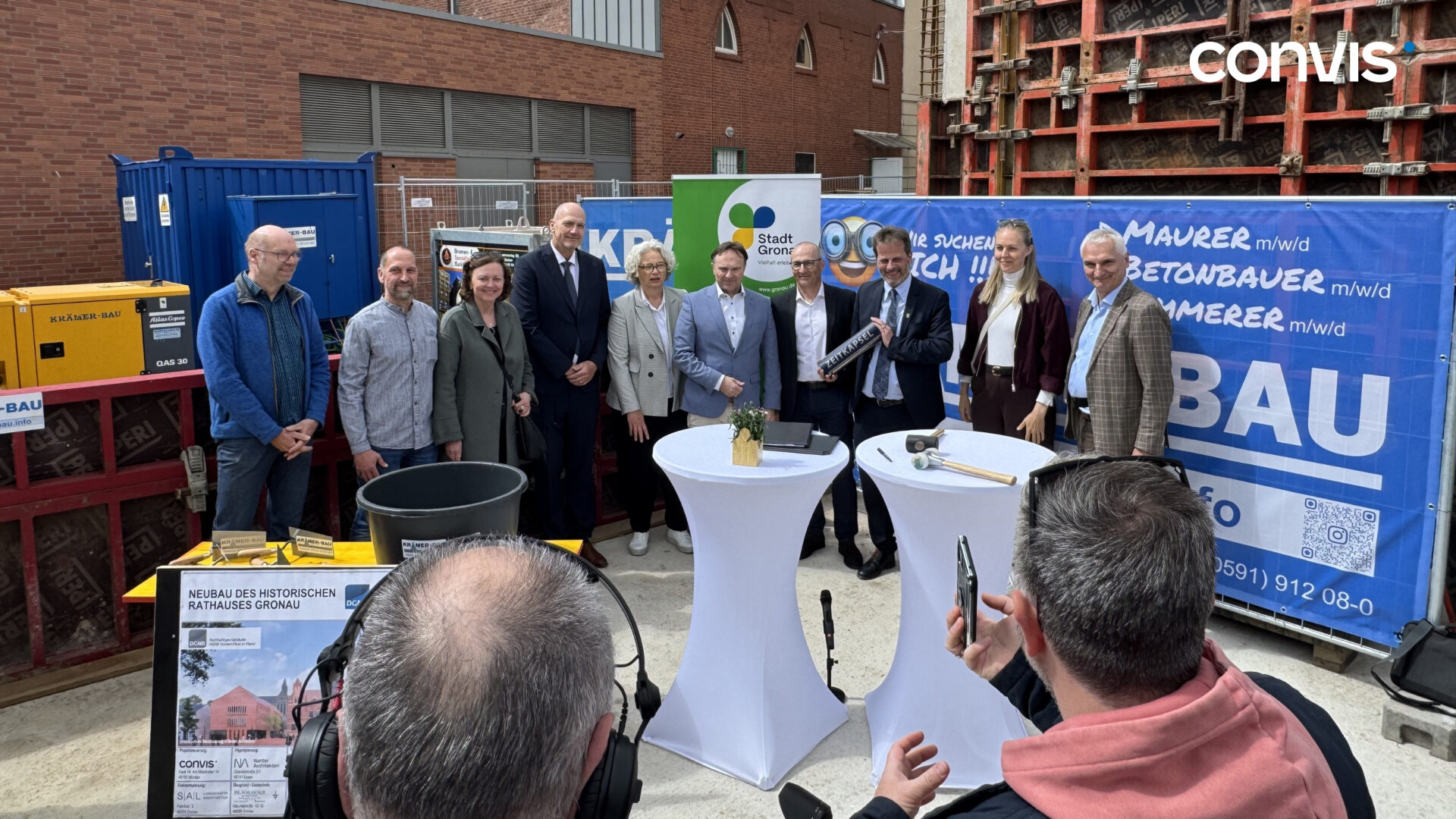 Feierliche Grundsteinlegung für ein Bauprojekt in der Stadt, mit zahlreichen Beteiligten.