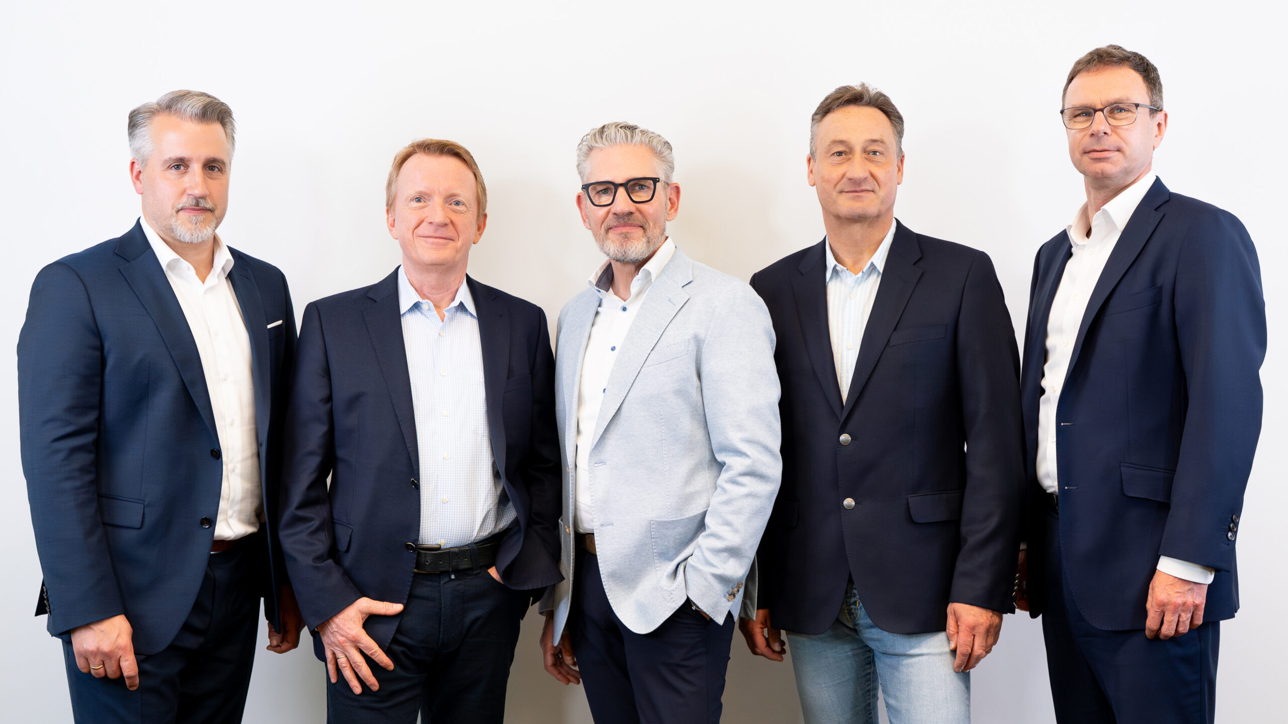 Geschäftsführung der convis GmbH: Dr. Philipp Lüttke, Stephan Ludwig, Remus Grolle-Hüging, Jörg Walter, Dr. Matthias Finck in Anzügen.