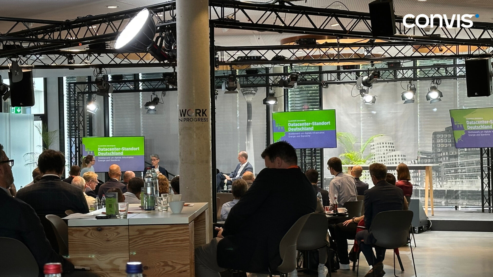Diskussionsveranstaltung zu Standortfragen in Deutschland mit Publikum und Experten auf der Bühne.