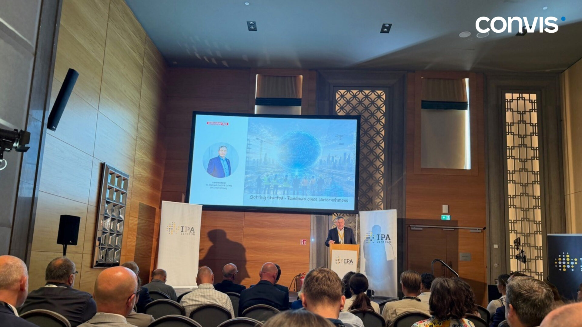 Konferenz mit Präsentation über digitale Transformation und Innovation im Unternehmensumfeld.