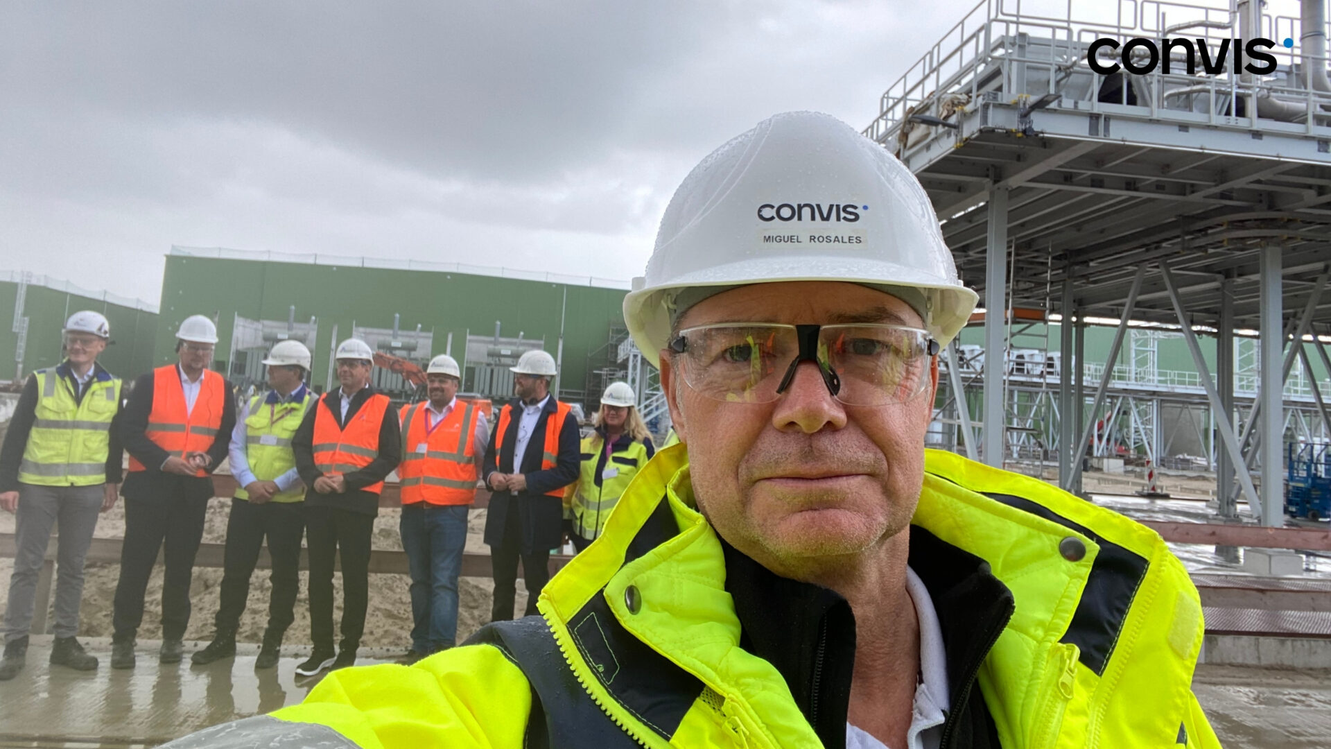 Team von Convis auf einer Baustelle mit Sicherheitshelmen und Warnwesten.
