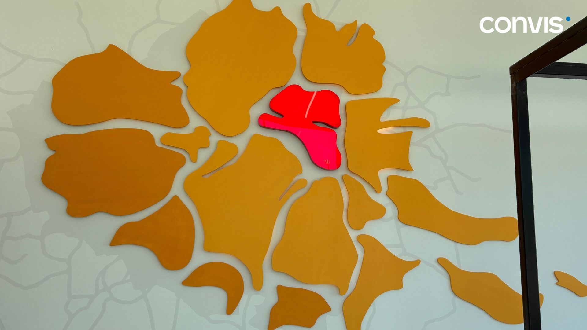 Bunte Wandgestaltung mit orangefarbenen und roten Formen, modern und kreativ.
