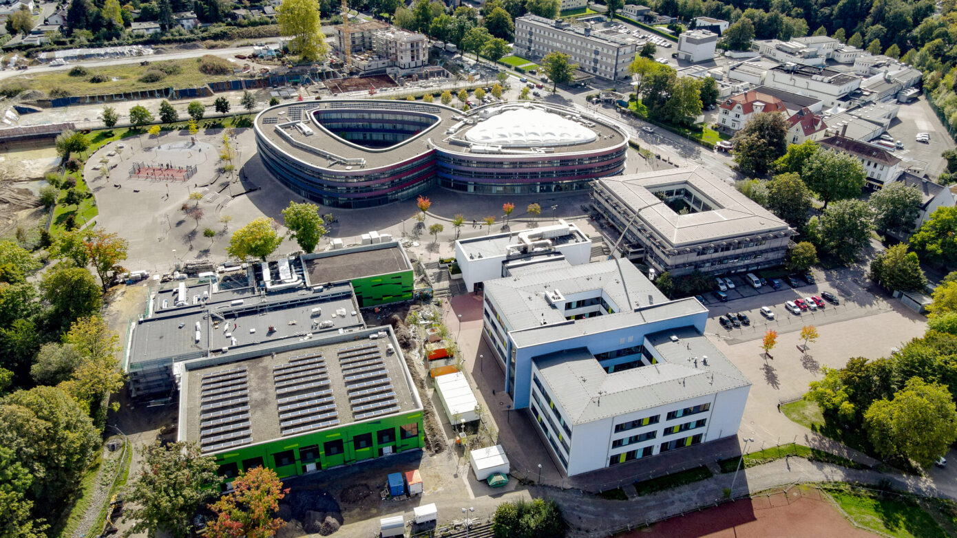 Luftaufnahme des Schulzentrums Wiemelhausen mit mehreren Gebäuden und grünen Flächen.