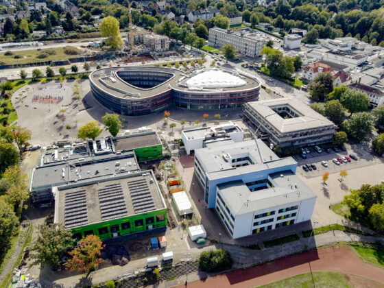 Luftaufnahme des Schulzentrums Wiemelhausen mit mehreren Gebäuden und grünen Flächen.