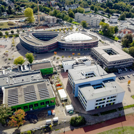 Luftaufnahme des Schulzentrums Wiemelhausen mit mehreren Gebäuden und grünen Flächen.