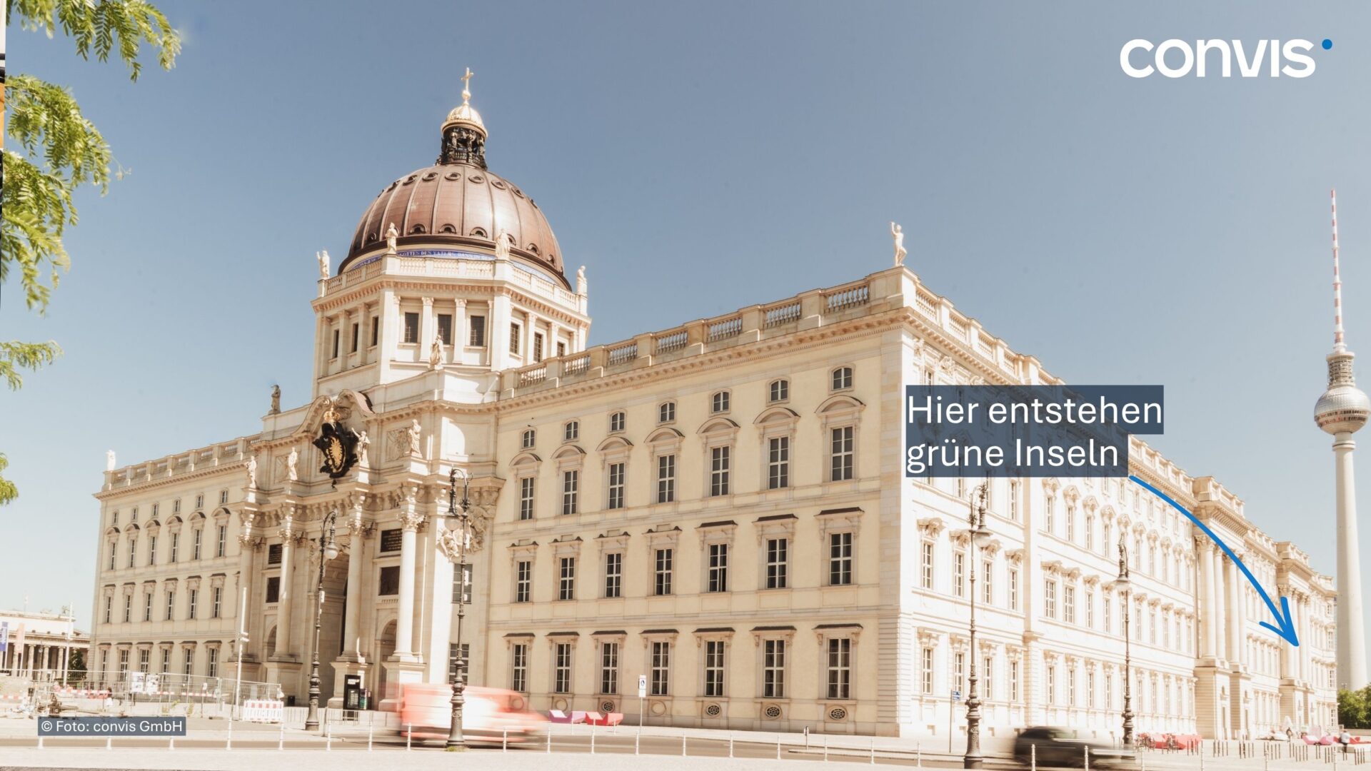Historisches Gebäude mit grünen Inseln in der Stadt, modernes Design von Convis.