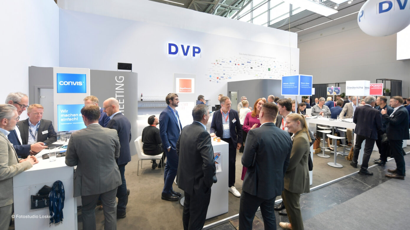 Messestand der DVP mit Besuchern und Networking-Aktivitäten auf der Fachmesse.