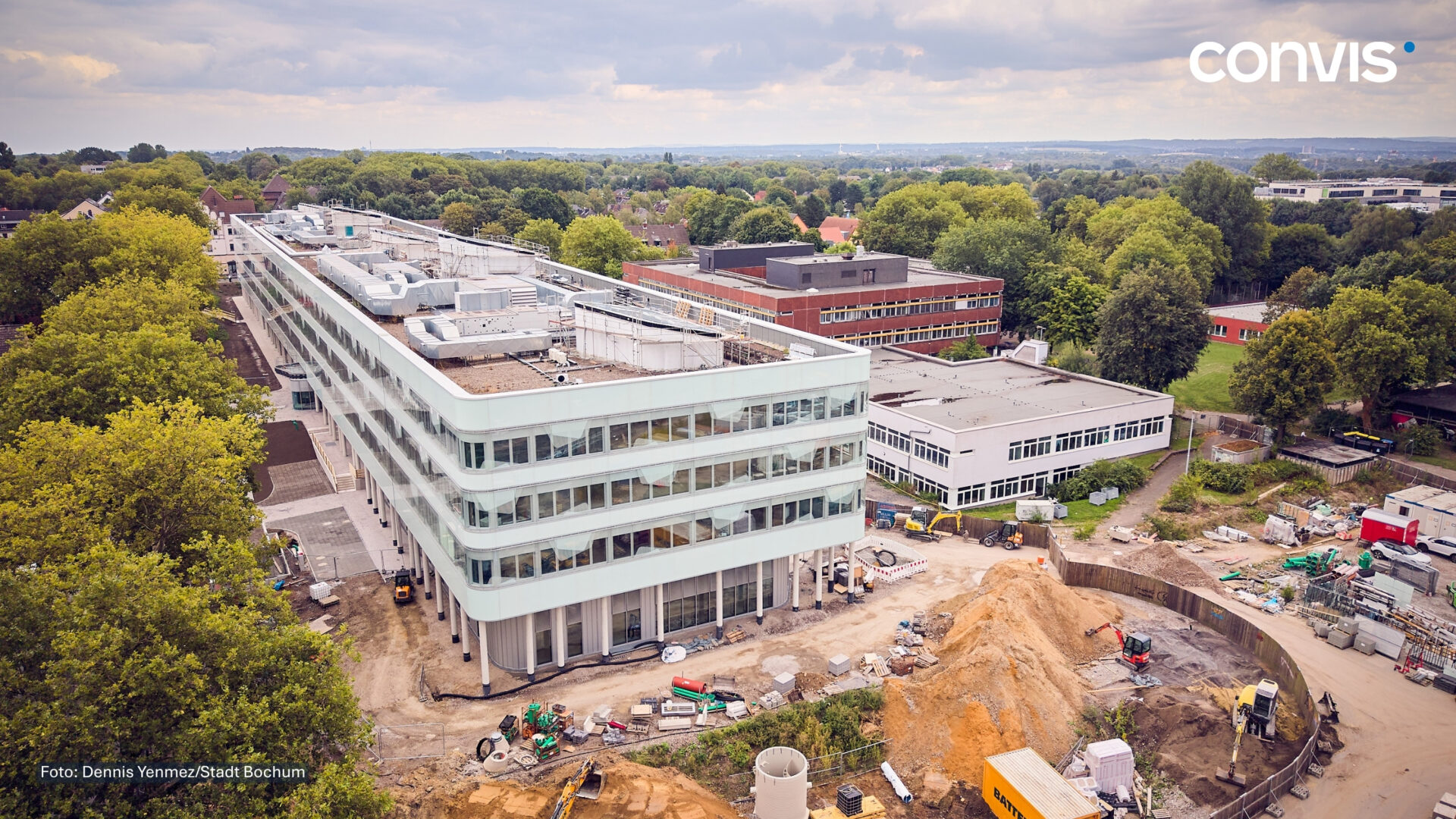 Moderne Bürogebäude in Bochum mit Baustelle und grüner Umgebung. Foto von Dennis Yilmaz.