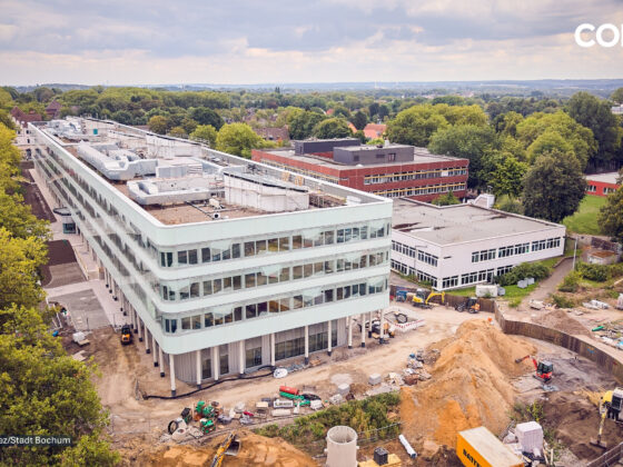 Moderne Bürogebäude in Bochum mit Baustelle und grüner Umgebung. Foto von Dennis Yilmaz.