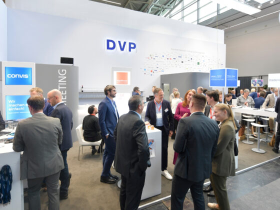Messestand der DVP mit Besuchern und Networking-Aktivitäten auf der Fachmesse.