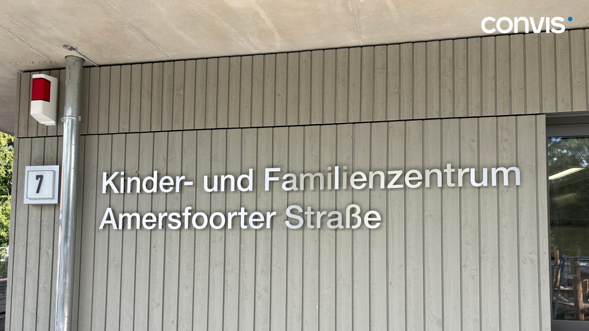 Eingang zum Kinder- und Familienzentrum Amersfoorter Straße mit moderner Fassadengestaltung.
