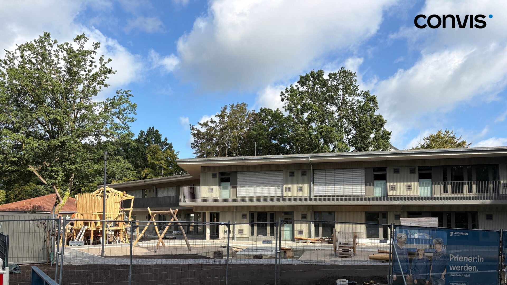 Neues Bauprojekt von Convis: moderne Architektur mit Holz-Elementen und großzügigen Außenbereichen.