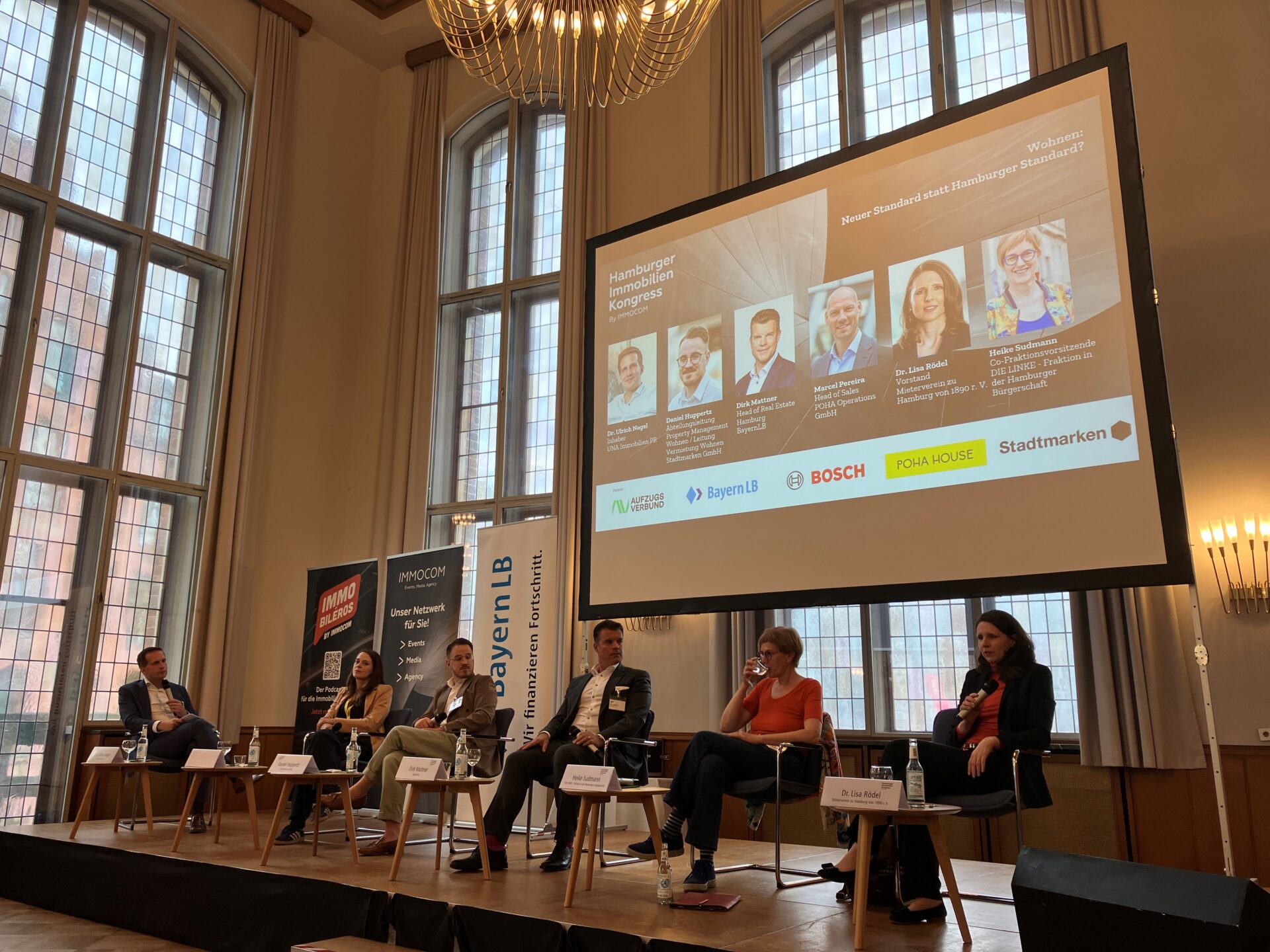 Podiumsdiskussion mit Experten zu Innovation und Digitalisierung in einem festlichen Saal.