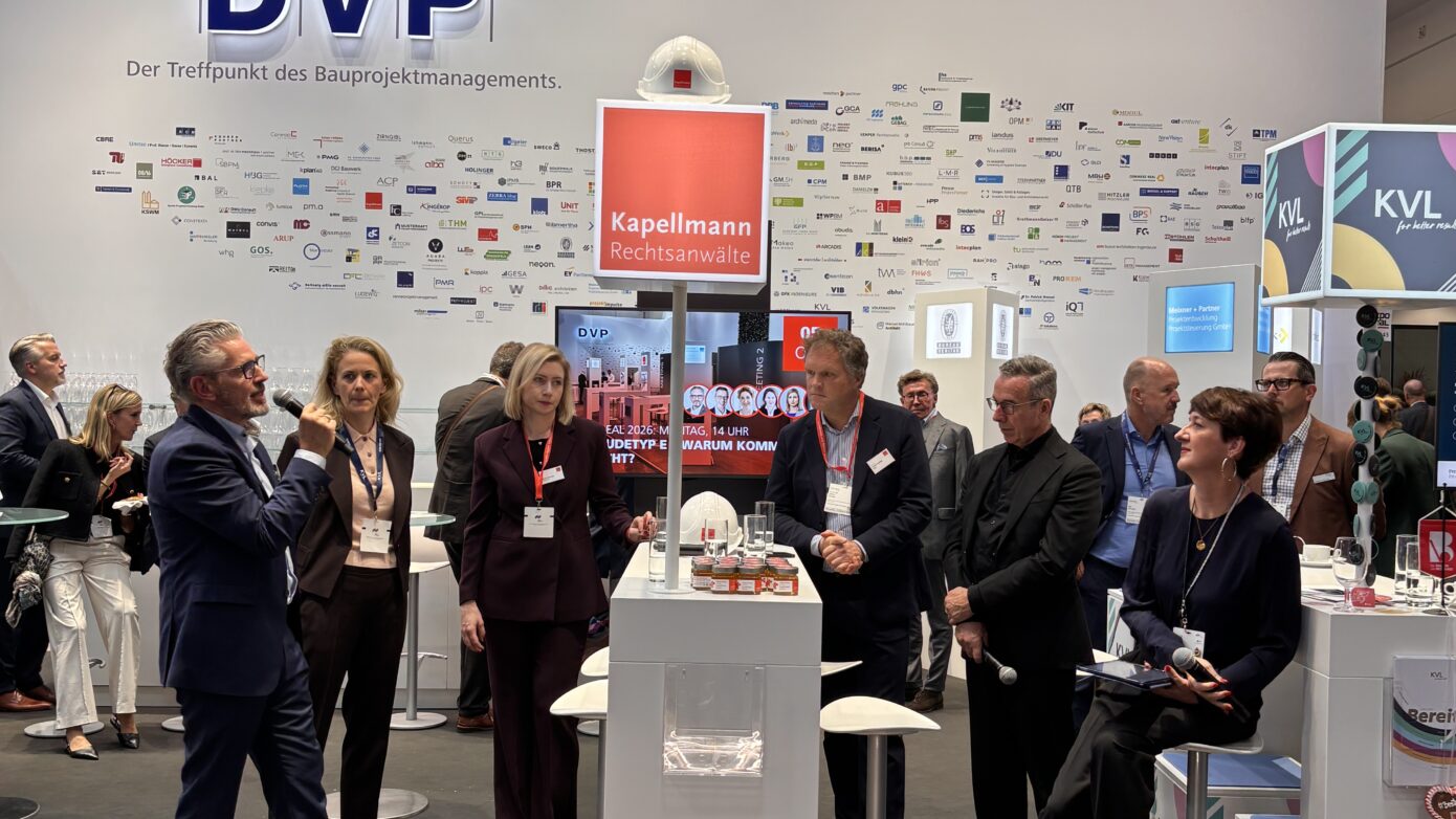 Messestand der DVP mit Fachleuten im Bauprojektmanagement und Networking-Möglichkeiten.
