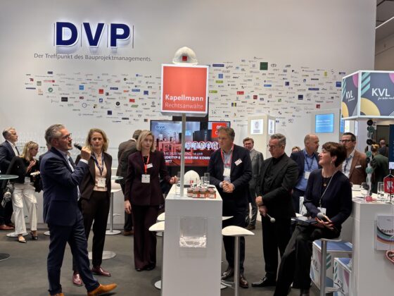 Messestand der DVP mit Fachleuten im Bauprojektmanagement und Networking-Möglichkeiten.