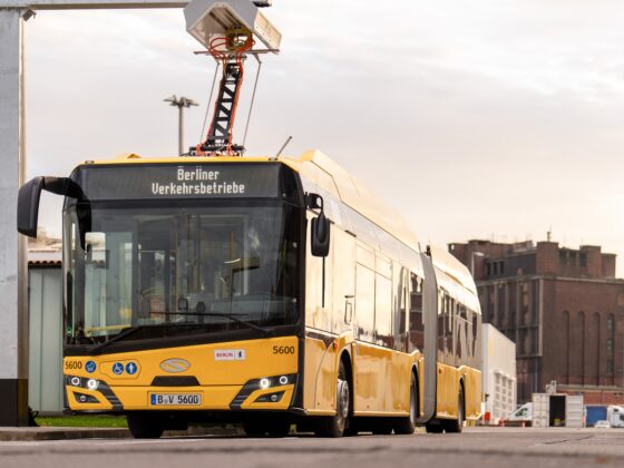 Modernes Elektrobus-Modell der Berliner Verkehrsbetriebe am Bahnhof, umweltfreundlicher Nahverkehr.