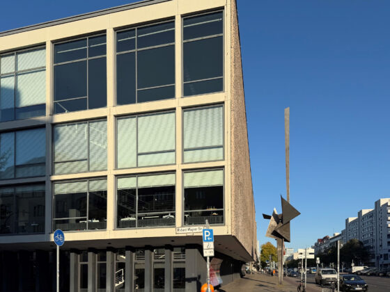 Deutsche Oper in Berlin mit moderner Architektur mit skulpturalem Element und klarem Himmel in urbaner Umgebung.
