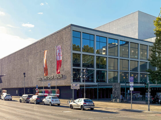 Die Deutsche Oper Berlin mit moderner Architektur und lebendiger Stadtatmosphäre.