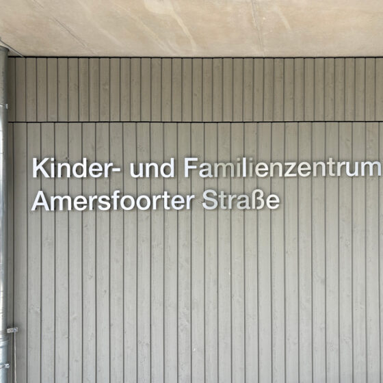 Kinder- und Familienzentrum Amersfoorter Straße mit moderner Fassadengestaltung.