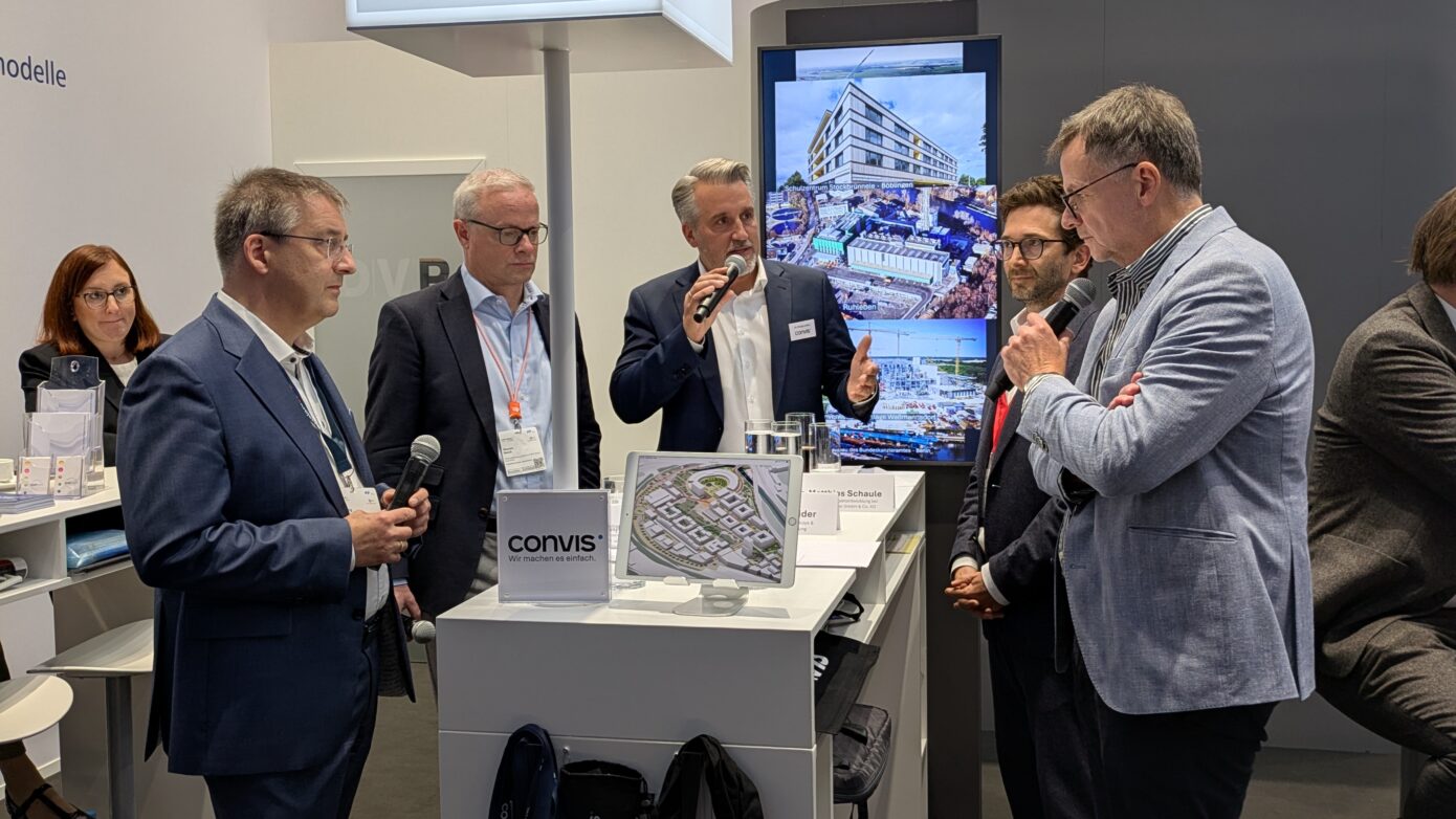 Fachgespräch am Messestand von Convis mit Präsentation neuer Projekte und Lösungen.