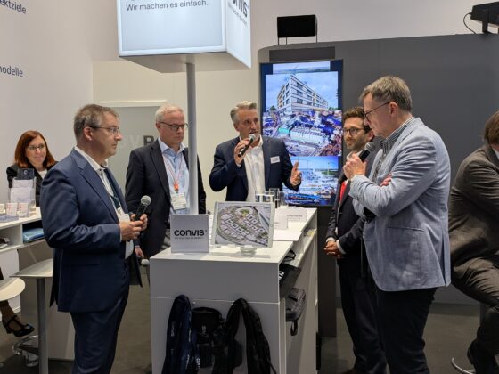 Fachgespräch am Messestand von Convis mit Präsentation neuer Projekte und Lösungen.