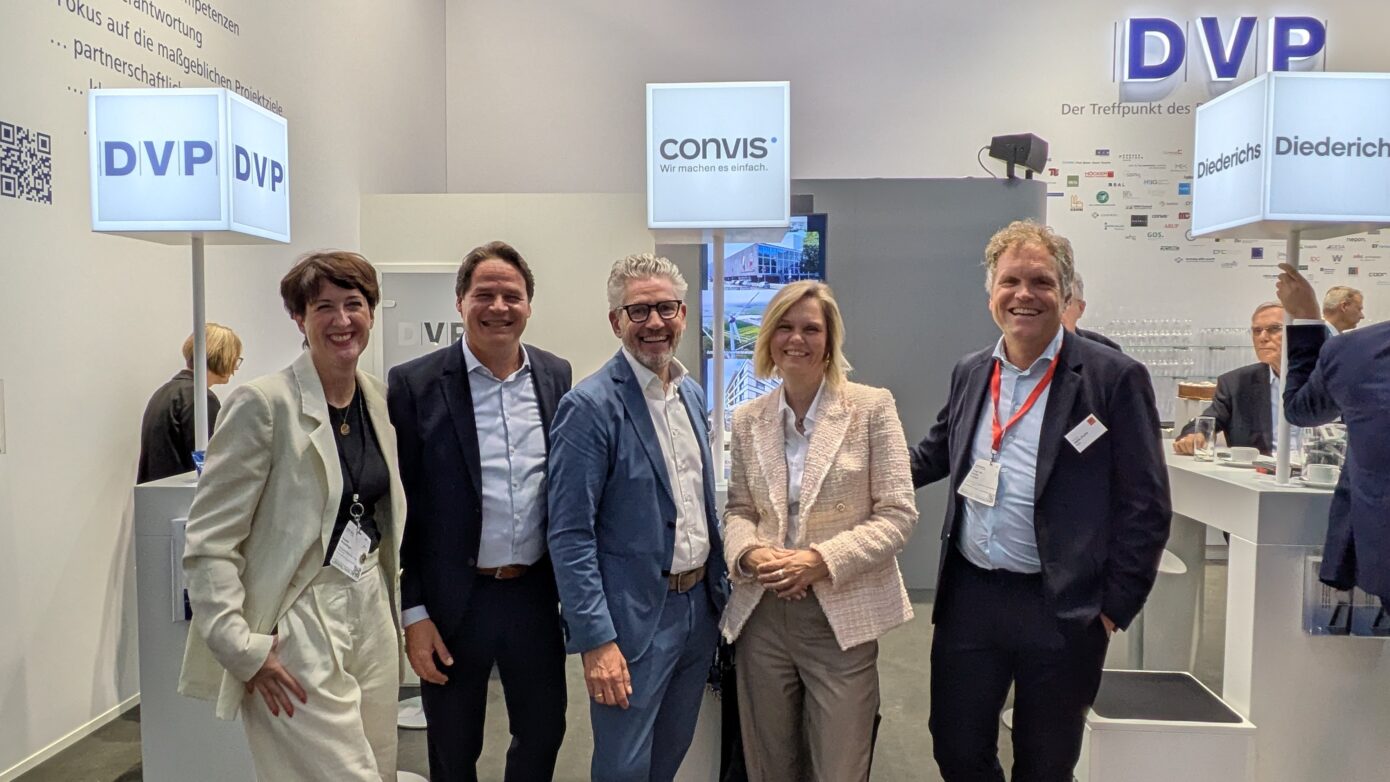 Personengruppe auf einer Messe, präsentiert DVP und Convis Produkte und Dienstleistungen.