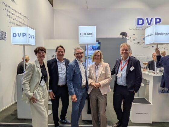 Personengruppe auf einer Messe, präsentiert DVP und Convis Produkte und Dienstleistungen.
